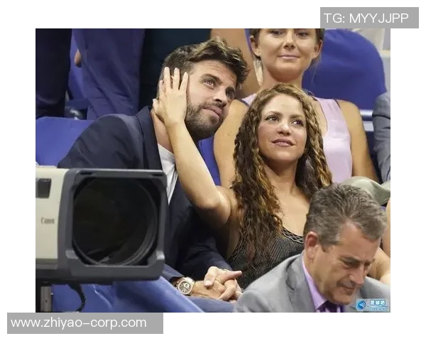 女友现场趣味挑战通过照片认出不同足球球星名字